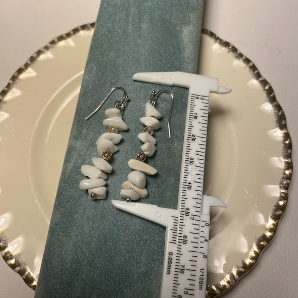 💛 Tara Designs White agate beautiful drop earrings. - Picture 3 of 3